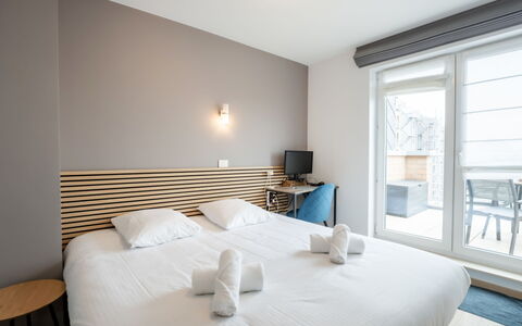 Amielie with Lateral Seaview: Hout, Appartement, Slaapkamer, Bed, Bedding, Beits, Hardwood, Laken, Linens, Plank