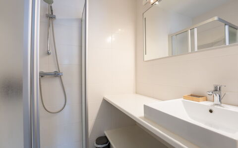 Amielie with Lateral Seaview: Badkamer, Muur, Loodgieterswerkinrichting, Flooring, Interieur Ontwerp, Verdieping, Wastafel In De Badkamer, Kraan, Loodgieter, Wastafel