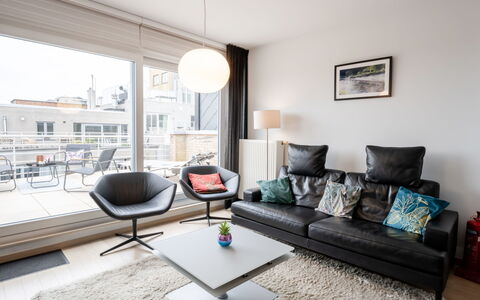 Amielie with Lateral Seaview: Meubilair, Interieur Ontwerp, Flooring, Muur, Bankstel, Verdieping, Plafond, Woonkamer, Kamer, Appartement