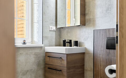 Kovářská 543: Muur, Flooring, Loodgieterswerkinrichting, Interieur Ontwerp, Verdieping, Badkamerkast, Badkamer, Wastafel, Wastafel In De Badkamer, Kraan