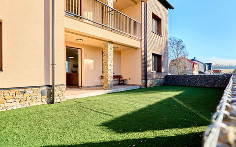 Kovářská 543: Gazon, Tuin, Werf, Kunstgras, Backyard, Binnenplaats, Landscaping, Balkon, Hek, Oprit
