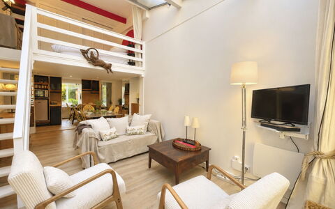 Le Vieux Chalet: Buitenmeubels, Struik, Huis, Buitentafel, Meubilair, Huis, Tuin, Gazon, Backyard, Landgoed