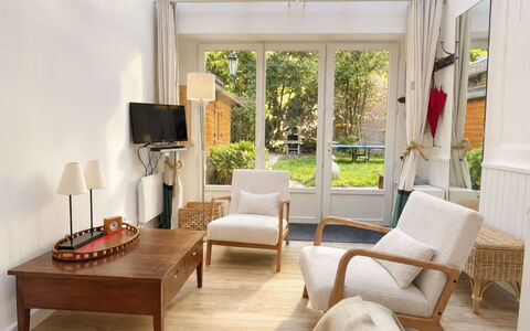 Le Vieux Chalet: Buitenmeubels, Struik, Huis, Buitentafel, Meubilair, Huis, Tuin, Gazon, Backyard, Landgoed