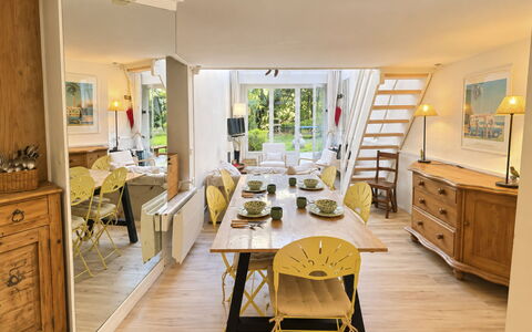 Le Vieux Chalet: Buitenmeubels, Struik, Huis, Buitentafel, Meubilair, Huis, Tuin, Gazon, Backyard, Landgoed