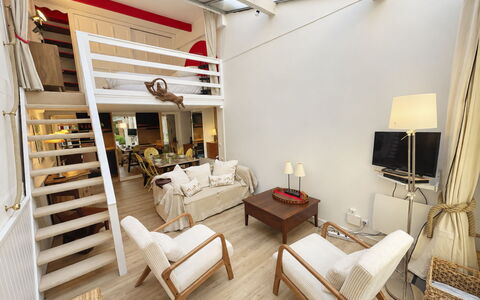 Le Vieux Chalet: Buitenmeubels, Struik, Huis, Buitentafel, Meubilair, Huis, Tuin, Gazon, Backyard, Landgoed