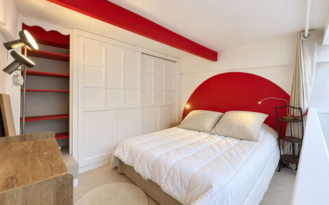 Le Vieux Chalet: Buitenmeubels, Struik, Huis, Buitentafel, Meubilair, Huis, Tuin, Gazon, Backyard, Landgoed