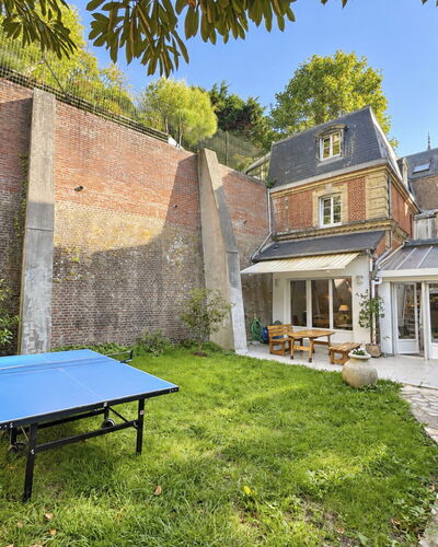 Le Vieux Chalet: Buitenmeubels, Struik, Huis, Buitentafel, Meubilair, Huis, Tuin, Gazon, Backyard, Landgoed