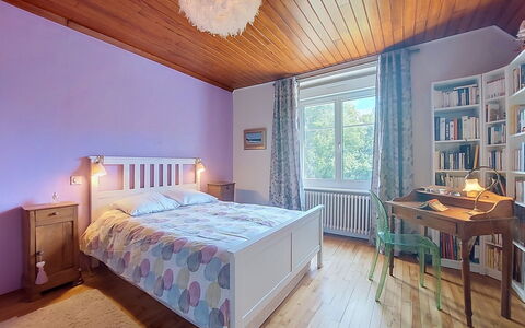 Ty Kernallec: Buitenmeubels, Struik, Huis, Buitentafel, Meubilair, Huis, Tuin, Gazon, Backyard, Landgoed