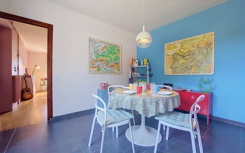Ty Kernallec: Buitenmeubels, Struik, Huis, Buitentafel, Meubilair, Huis, Tuin, Gazon, Backyard, Landgoed