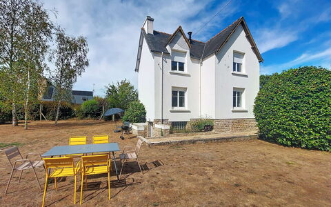 Ty Kernallec: Buitenmeubels, Struik, Huis, Buitentafel, Meubilair, Huis, Tuin, Gazon, Backyard, Landgoed