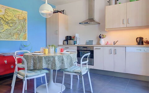 Ty Kernallec: Buitenmeubels, Struik, Huis, Buitentafel, Meubilair, Huis, Tuin, Gazon, Backyard, Landgoed
