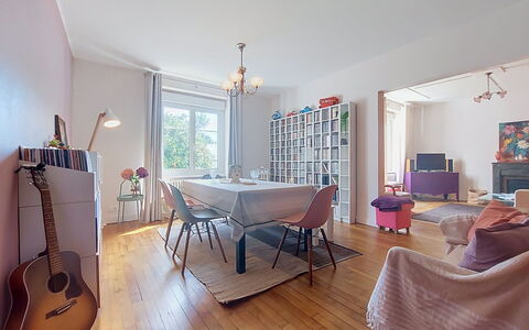 Ty Kernallec: Buitenmeubels, Struik, Huis, Buitentafel, Meubilair, Huis, Tuin, Gazon, Backyard, Landgoed