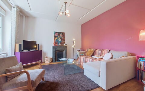 Ty Kernallec: Buitenmeubels, Struik, Huis, Buitentafel, Meubilair, Huis, Tuin, Gazon, Backyard, Landgoed
