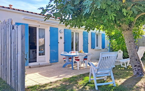 L'Ileau: Buitenmeubels, Struik, Huis, Buitentafel, Meubilair, Huis, Tuin, Gazon, Backyard, Landgoed