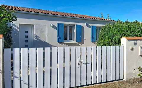 L'Ileau: Buitenmeubels, Struik, Huis, Buitentafel, Meubilair, Huis, Tuin, Gazon, Backyard, Landgoed