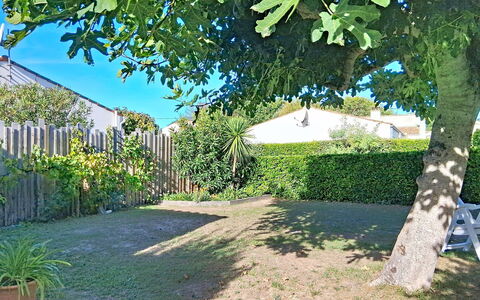L'Ileau: Buitenmeubels, Struik, Huis, Buitentafel, Meubilair, Huis, Tuin, Gazon, Backyard, Landgoed