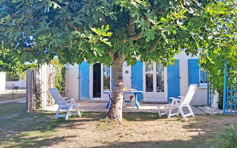 L'Ileau: Buitenmeubels, Struik, Huis, Buitentafel, Meubilair, Huis, Tuin, Gazon, Backyard, Landgoed