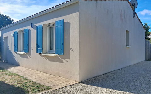 L'Ileau: Buitenmeubels, Struik, Huis, Buitentafel, Meubilair, Huis, Tuin, Gazon, Backyard, Landgoed