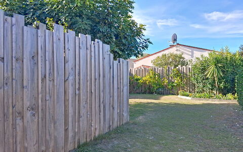 L'Ileau: Buitenmeubels, Struik, Huis, Buitentafel, Meubilair, Huis, Tuin, Gazon, Backyard, Landgoed