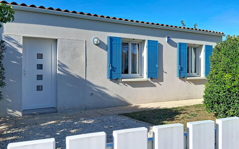 L'Ileau: Buitenmeubels, Struik, Huis, Buitentafel, Meubilair, Huis, Tuin, Gazon, Backyard, Landgoed