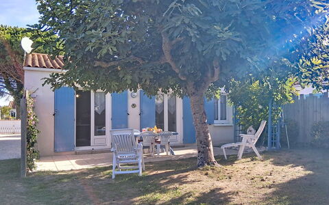L'Ileau: Buitenmeubels, Struik, Huis, Buitentafel, Meubilair, Huis, Tuin, Gazon, Backyard, Landgoed