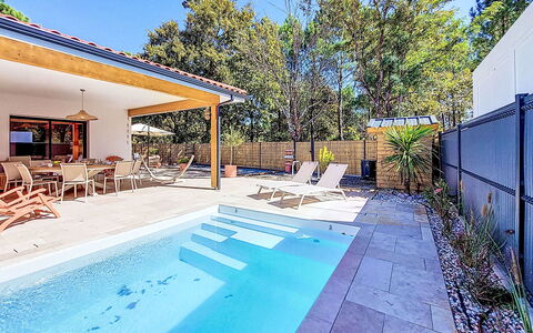 Villa Moorea: Buitenmeubels, Struik, Huis, Buitentafel, Meubilair, Huis, Tuin, Gazon, Backyard, Landgoed