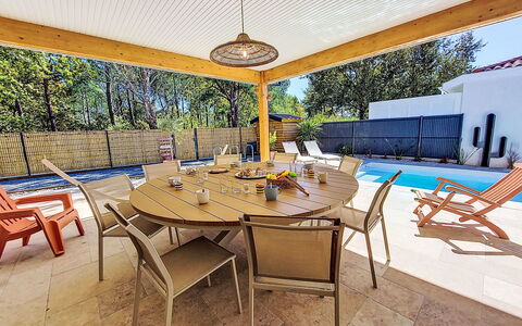 Villa Moorea: Buitenmeubels, Struik, Huis, Buitentafel, Meubilair, Huis, Tuin, Gazon, Backyard, Landgoed