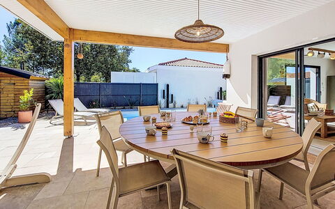 Villa Moorea: Buitenmeubels, Struik, Huis, Buitentafel, Meubilair, Huis, Tuin, Gazon, Backyard, Landgoed