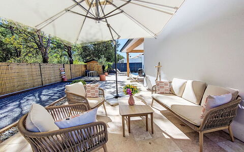 Villa Moorea: Buitenmeubels, Struik, Huis, Buitentafel, Meubilair, Huis, Tuin, Gazon, Backyard, Landgoed
