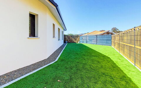 Villa Moorea: Buitenmeubels, Struik, Huis, Buitentafel, Meubilair, Huis, Tuin, Gazon, Backyard, Landgoed