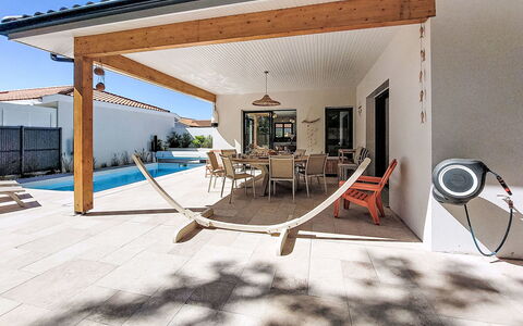 Villa Moorea: Buitenmeubels, Struik, Huis, Buitentafel, Meubilair, Huis, Tuin, Gazon, Backyard, Landgoed