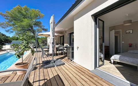 Villa Anglada: Buitenmeubels, Struik, Huis, Buitentafel, Meubilair, Huis, Tuin, Gazon, Backyard, Landgoed