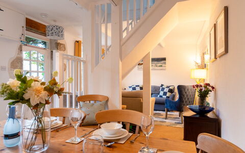 Elm Cottage: Buitenmeubels, Struik, Huis, Buitentafel, Meubilair, Huis, Tuin, Gazon, Backyard, Landgoed