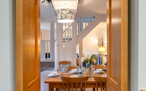 Elm Cottage: Buitenmeubels, Struik, Huis, Buitentafel, Meubilair, Huis, Tuin, Gazon, Backyard, Landgoed