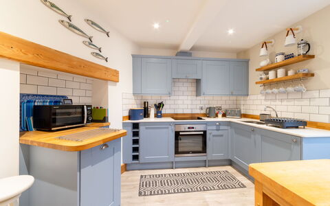 Elm Cottage: Buitenmeubels, Struik, Huis, Buitentafel, Meubilair, Huis, Tuin, Gazon, Backyard, Landgoed