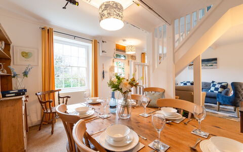 Elm Cottage: Buitenmeubels, Struik, Huis, Buitentafel, Meubilair, Huis, Tuin, Gazon, Backyard, Landgoed