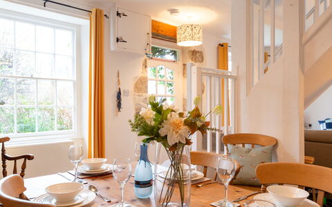 Elm Cottage: Buitenmeubels, Struik, Huis, Buitentafel, Meubilair, Huis, Tuin, Gazon, Backyard, Landgoed