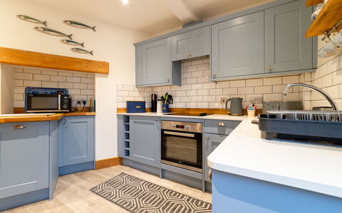 Elm Cottage: Buitenmeubels, Struik, Huis, Buitentafel, Meubilair, Huis, Tuin, Gazon, Backyard, Landgoed