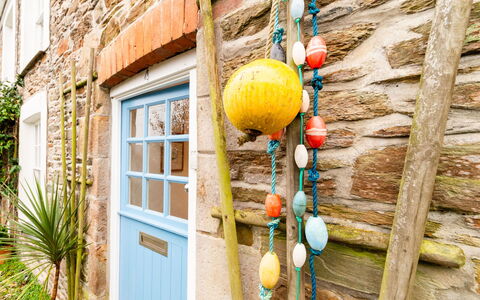 Elm Cottage: Buitenmeubels, Struik, Huis, Buitentafel, Meubilair, Huis, Tuin, Gazon, Backyard, Landgoed
