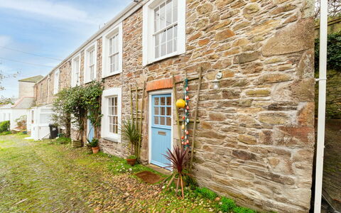 Elm Cottage: Buitenmeubels, Struik, Huis, Buitentafel, Meubilair, Huis, Tuin, Gazon, Backyard, Landgoed