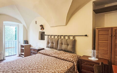 Giulia: Buitenmeubels, Struik, Huis, Buitentafel, Meubilair, Huis, Tuin, Gazon, Backyard, Landgoed