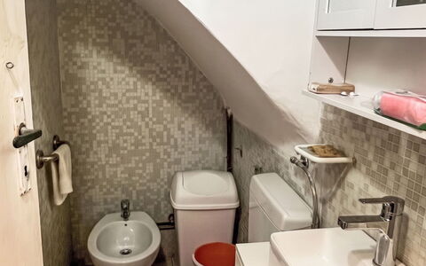 Giulia: Buitenmeubels, Struik, Huis, Buitentafel, Meubilair, Huis, Tuin, Gazon, Backyard, Landgoed