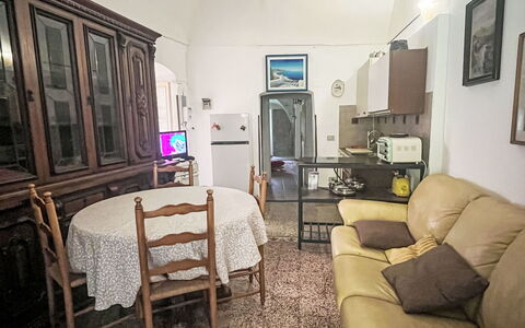 Giulia: Buitenmeubels, Struik, Huis, Buitentafel, Meubilair, Huis, Tuin, Gazon, Backyard, Landgoed