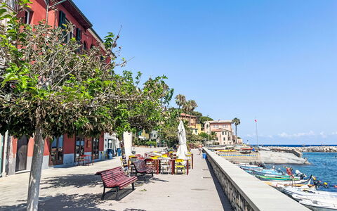 Finestra sul Mare: Buitenmeubels, Struik, Huis, Buitentafel, Meubilair, Huis, Tuin, Gazon, Backyard, Landgoed