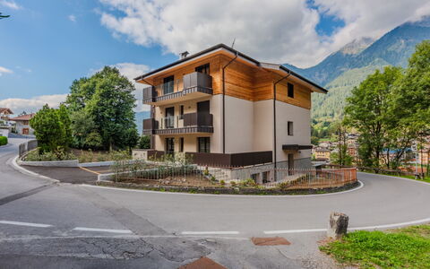 Il Nido: Buitenmeubels, Struik, Huis, Buitentafel, Meubilair, Huis, Tuin, Gazon, Backyard, Landgoed