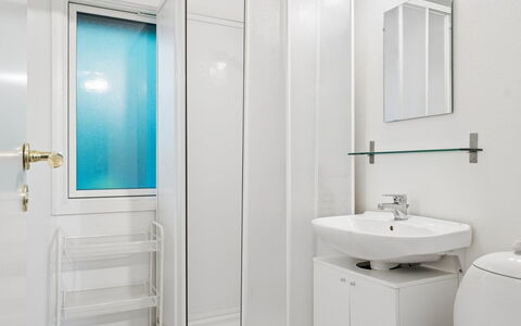 Tordis - 675M from the Sea: Muur, Flooring, Interieur Ontwerp, Loodgieterswerkinrichting, Verdieping, Badkamer, Wastafel, Wastafel In De Badkamer, Kamer, Plafond