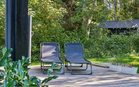 Tordis - 675M from the Sea: Meubilair, Buitenmeubels, Stoel, Schaduw, Tuin, Klapstoel, Ligstoel, Armleuning, Backyard