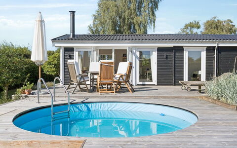 Henryka - 750M from the Sea: Hout, Verblijf, Huis, Buitenmeubels, Dek, Schaduw, Stoel, Veranda, Landgoed, Patio