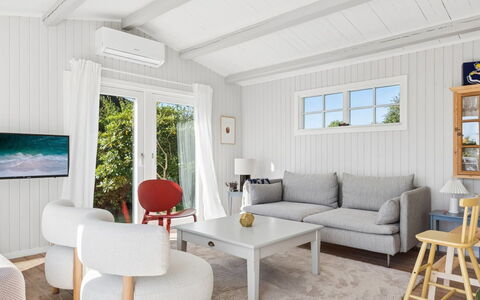 Henryka - 750M from the Sea: Meubilair, Interieur Ontwerp, Bankstel, Hout, Flooring, Woonkamer, Verdieping, Plafond, Tafel, Huis