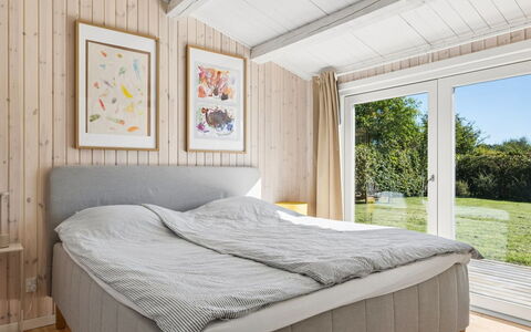 Henryka - 750M from the Sea: Slaapkamer, Hout, Bed, Interieur Ontwerp, Flooring, Verdieping, Meubilair, Bedding, Linens, Bed Frame